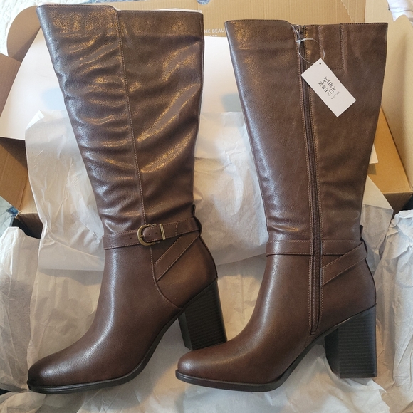 Naturalized Joslynn Brown Women's Boots 10 wide Calf - Picture 1 of 2